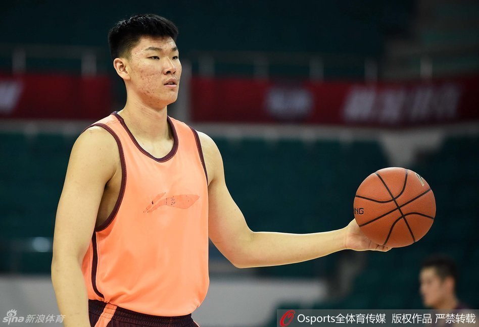 小将范子铭在内线强硬要位后接球，面对防守他毫不犹豫地转身跳投，皮球在空中划出优美的弧线，眼神中透露出超越年龄的坚定。