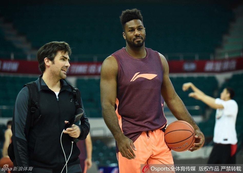 新外援史蒂芬森在热身中腾空而起，双手持球置于脑后，身体在空中完全舒展，仿佛脱离了地心引力，即将上演一记势大力沉的战斧劈扣。