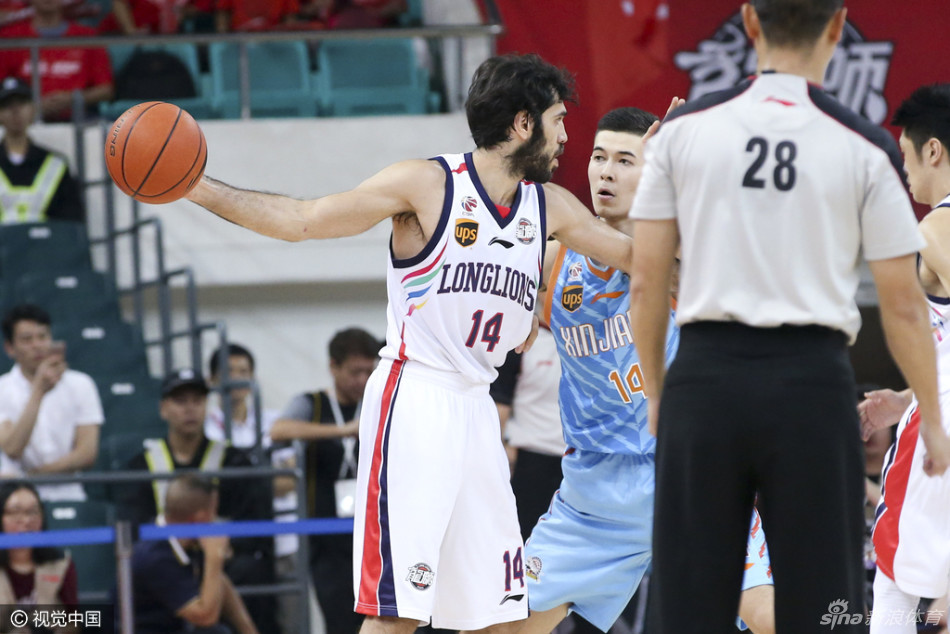 巴赫拉米如尖刀般刺破防守，面对北京队的重重围堵，他毫无惧色，眼神坚毅地寻找着队友的跑位。