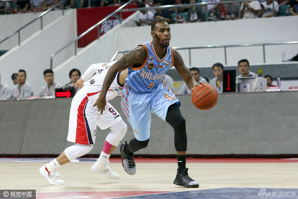 史鸿飞运球刚过中线，面对扑防而来的对手，他果断起跳，眼神中充满自信，出手了一记超远距离三分，篮球在空中旋转着飞向篮筐。