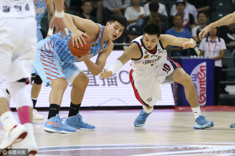 身高并不占优的朱旭航，面对外援史蒂芬森的篮下强攻，毫无惧色地起跳封盖，用积极的态度捍卫着球队的禁区尊严。