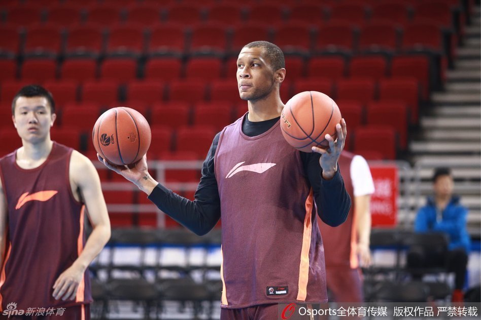 队长孙悦在训练间隙被队友恶作剧戳中腹肌，瞬间露出既惊讶又无奈的笑容，平日里严肃的“大圣”也被这突如其来的“偷袭”逗得开怀，训练馆里充满了欢乐的气氛。