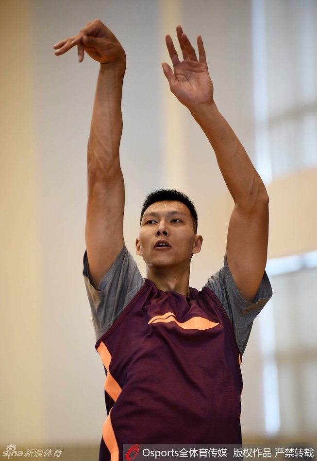 核心易建联在训练中稳稳出手，目光如炬，篮球划过完美弧线直奔篮筐。