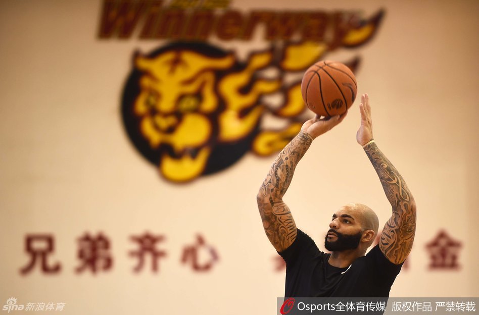 周鹏在底角三分线外干拔跳投，动作舒展，仿佛比赛已经进行到白热化。