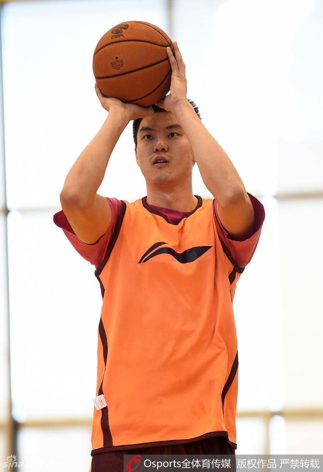 董瀚麟在内线强硬卡位，肌肉紧绷，奋力争夺篮板球位置，充满活力。