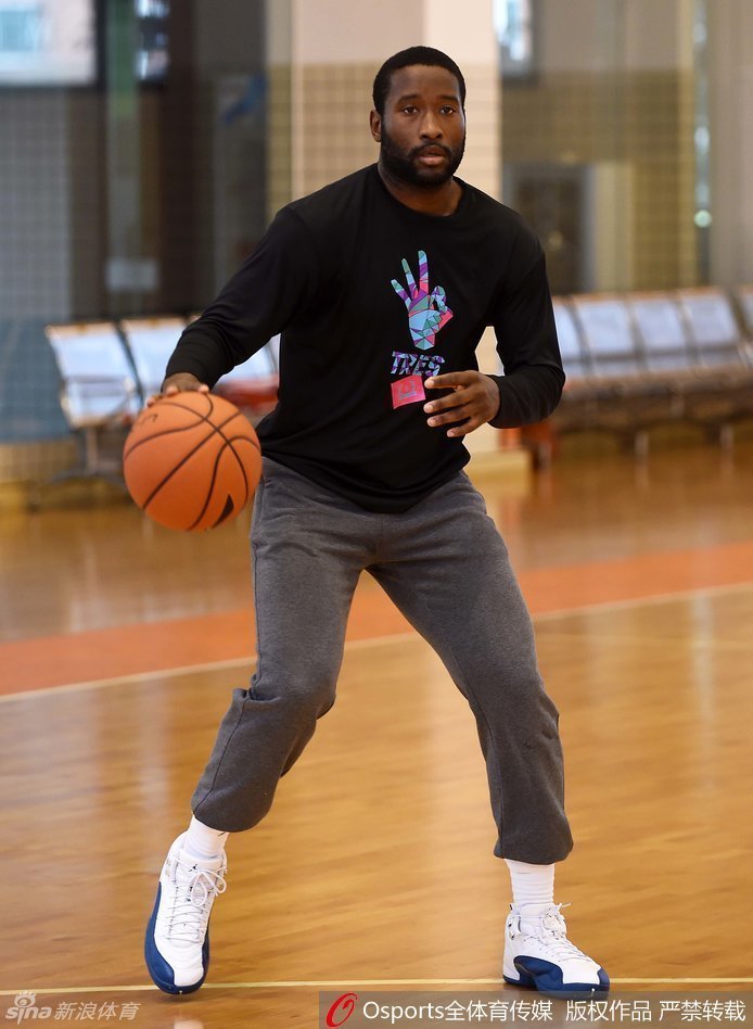 朱芳雨老将出马，稳稳接球准备投篮，神情自若，举手投足皆是经验。