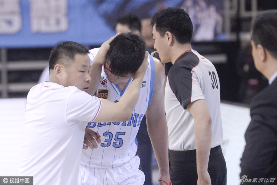 北京首钢队张松涛在篮下强攻时，遭到北控队三人包夹，瞬间血流如注