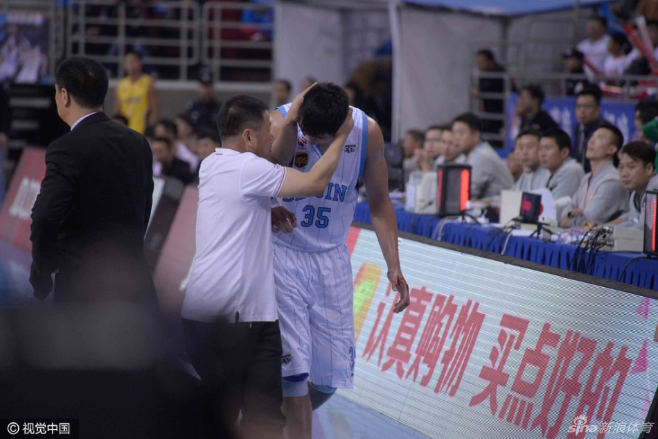 队医在更衣室为张松涛的耳部伤口进行紧急止血和缝合处理