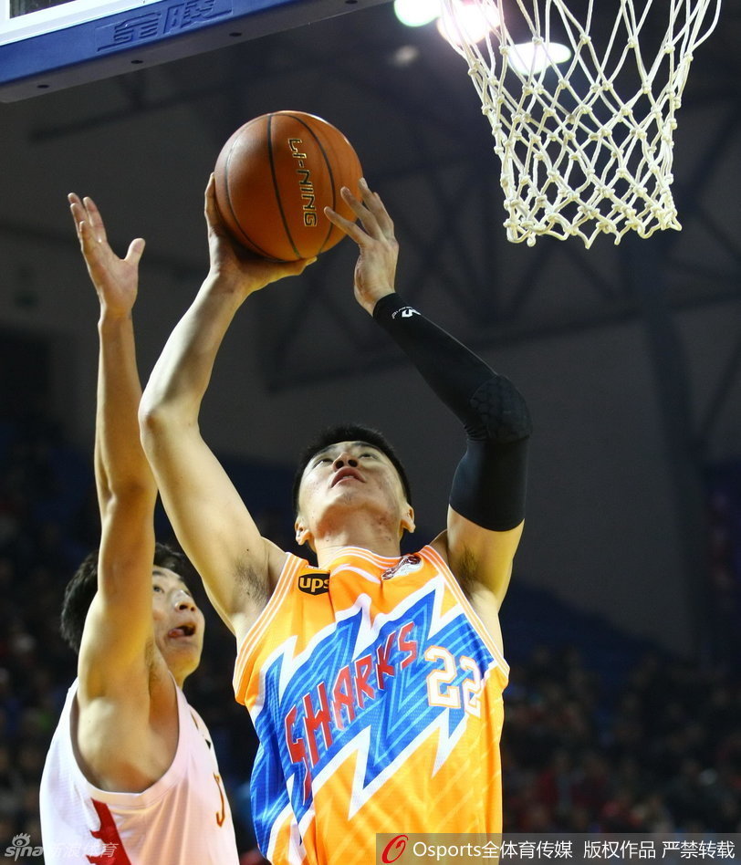 本场比赛的英雄贾巴里-布朗持球发动致命一击，他闪电般杀入上海队腹地，造成对手犯规，用两记金子般的罚球终结了上海的不败金身。