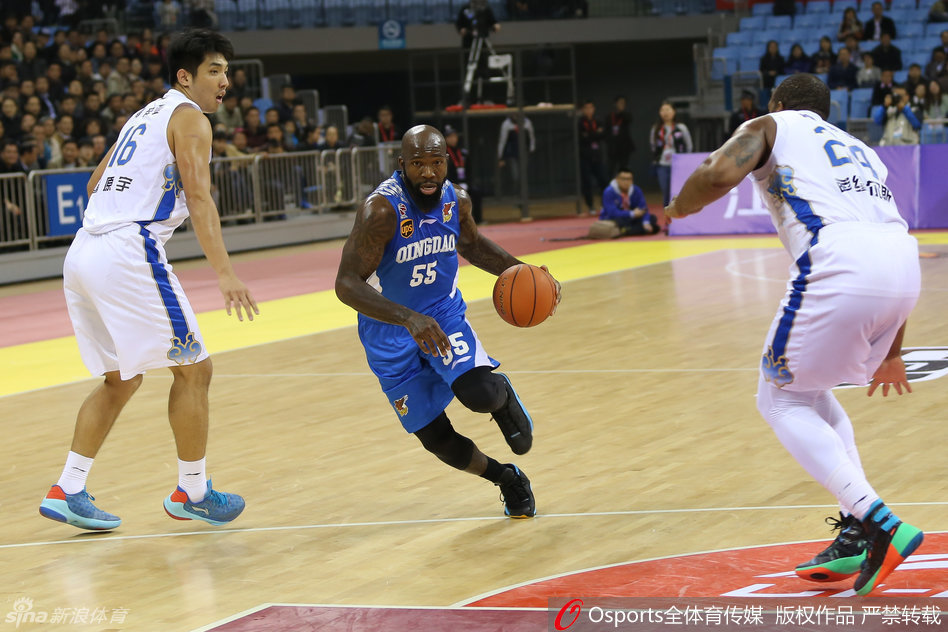 王哲林篮下强打展现梦幻脚步，面对防守悍将毫无惧色，单打技巧炉火纯青