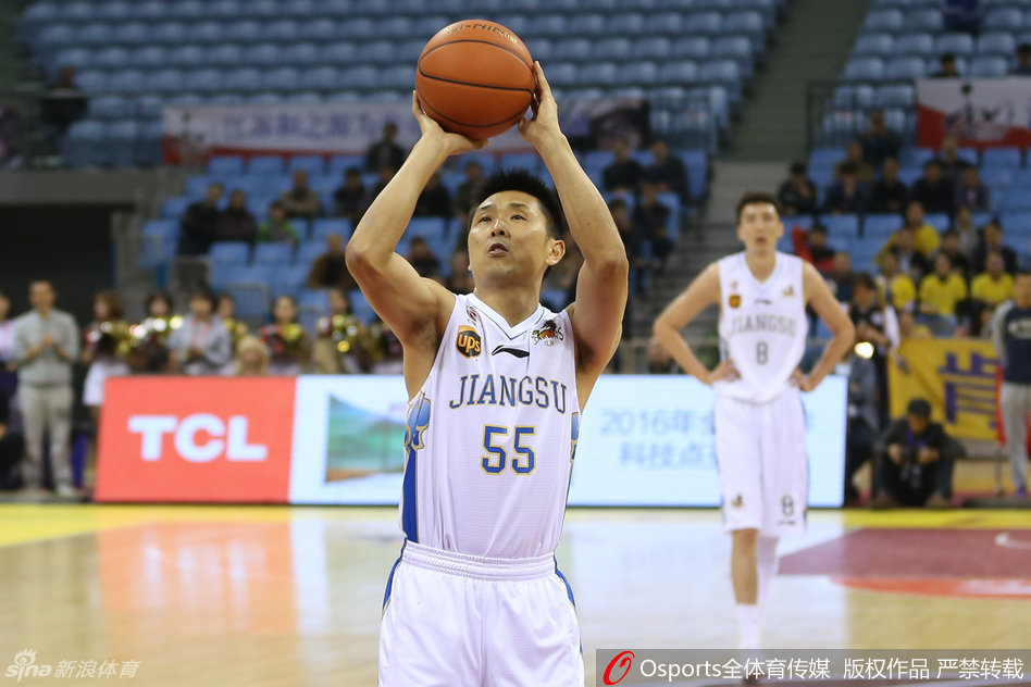 青岛外援琼斯如利刃出鞘，运球突破防线，速度之快让防守者望尘莫及