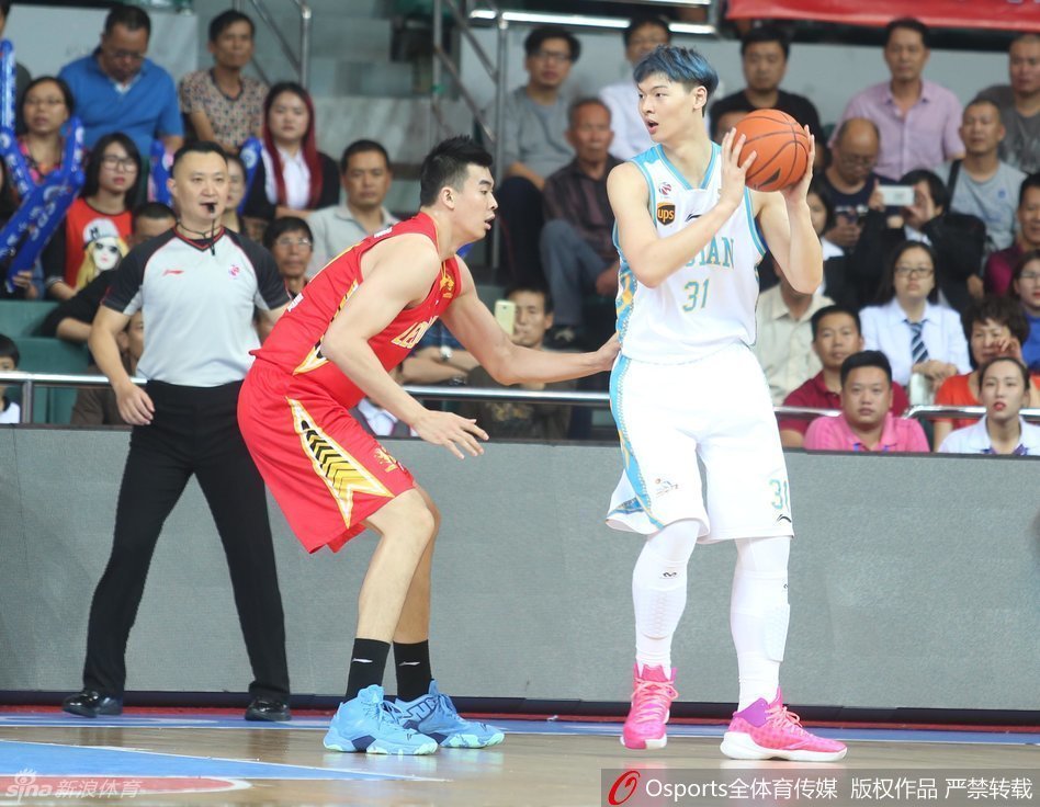 天津队核心杰特从容运球组织进攻，试图在广厦的防守洪流中寻找一丝破绽