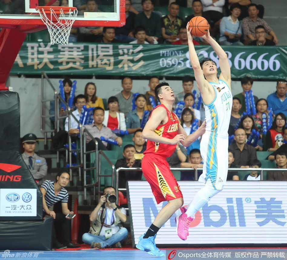 广厦外援福特森如灵猫般运球突破，速度快如闪电，撕扯着天津队的整条防线