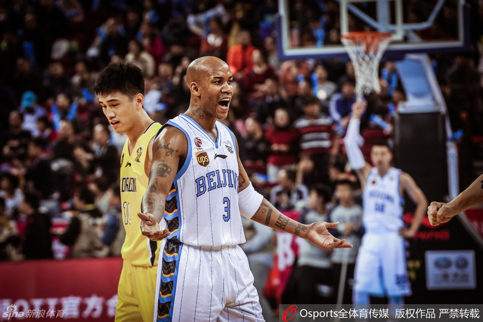 四十岁的马布里在五棵松地板上青筋暴起，对着队友怒吼指挥防守，眼神里燃烧着不灭的求胜火焰