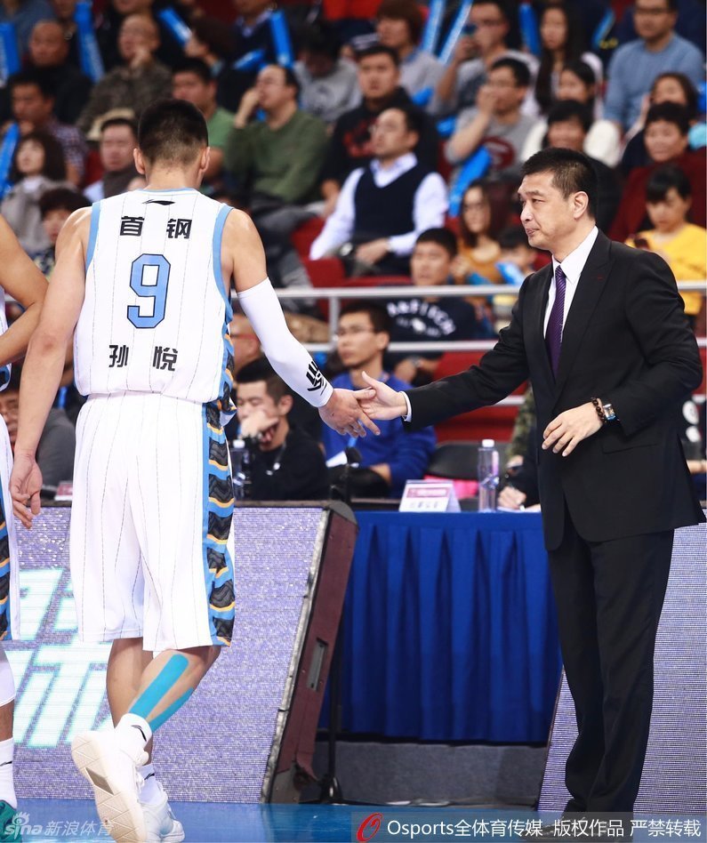 孙悦眼观六路从容控球，修长的身形在防守者面前如同一道难以逾越的高墙，指挥官气质尽显
