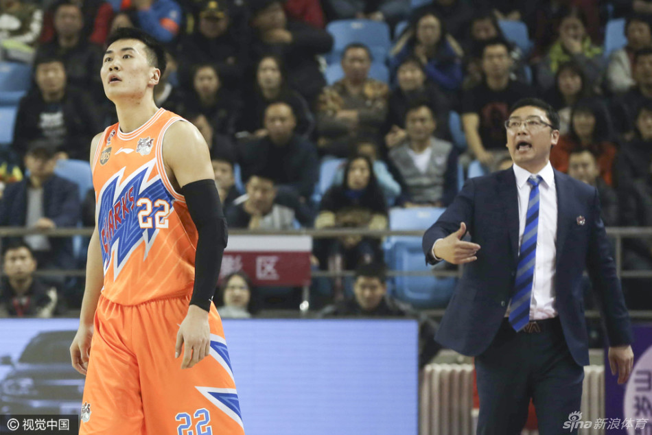 吉林外援托马斯在篮下遭遇上海队长张兆旭的遮天大帽，但他毫不畏惧，落地后立刻卡位准备拼抢前场篮板，展现了内线悍将的强硬本色。