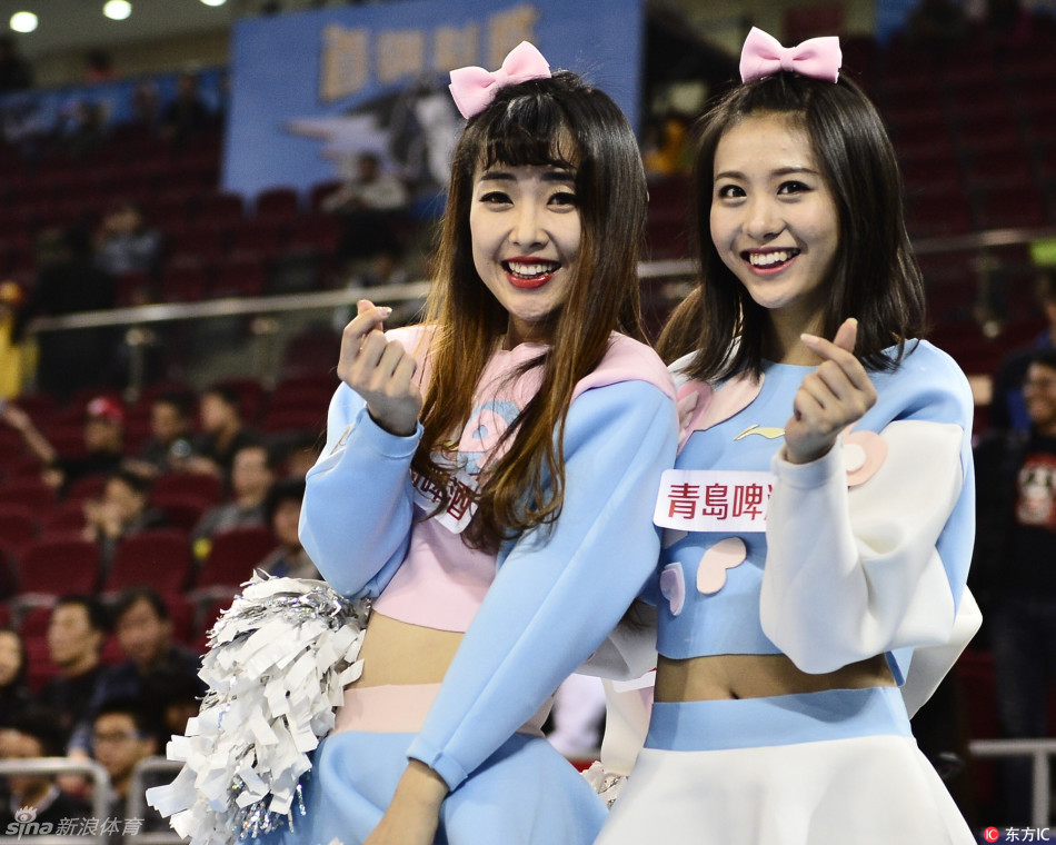 北京队的可爱宝贝们露出甜美的笑容，她们的舞蹈动作充满青春活力，瞬间融化了现场观众的心。