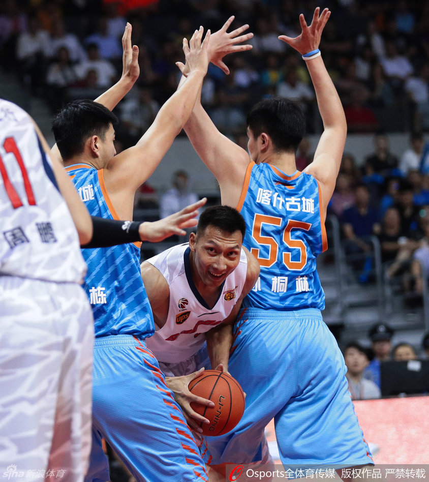 防守悍将周鹏伸长手臂奋力阻挡亚当斯的突破，他用强硬的防守姿态诠释着广东队的外线铁闸本色。