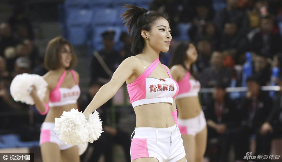 吉林宝贝在赛场上热舞，动感的舞姿和自信的神采让整个场馆的温度都随之升高。