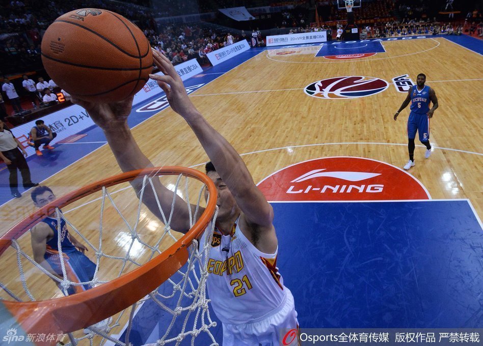 深圳队李慕豪如同出膛炮弹般腾空而起，单臂战斧式劈扣炸裂四川队篮筐，展现了新一代中国内线的劲爆身体素质。