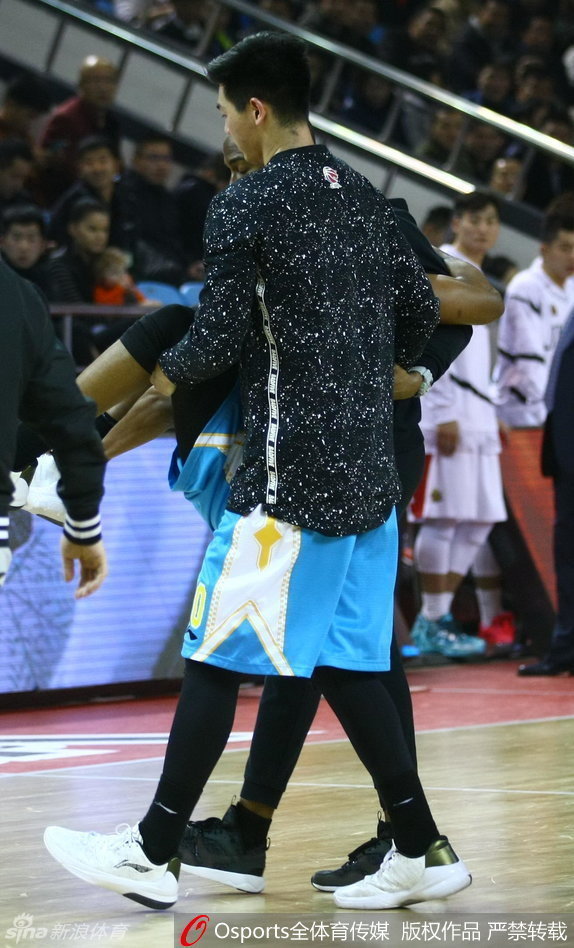 在一次激烈的拼抢中，特尔费尔的眉骨被对手撞裂，鲜血瞬间顺着脸颊流下，染红了他的球衣，但这丝毫没有动摇他继续战斗的决心。