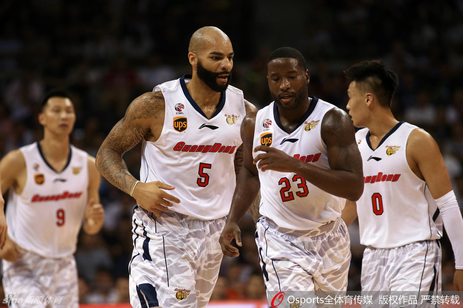 在一次精彩的进攻后，老将易建联与主教练杜锋用力击掌，眼神中充满了信任与坚定，这是将帅同心的最好证明。