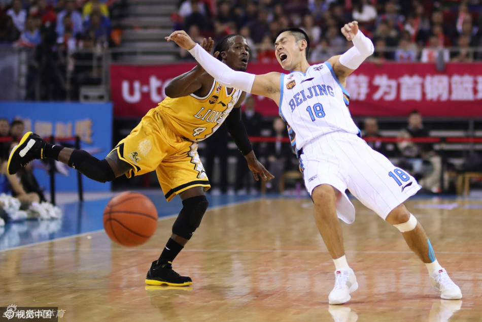 马布里犹如孤胆英雄，持球高速推进，面对广厦的层层防线，眼神中透露着不屈与坚毅