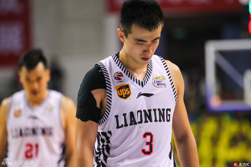 面对昔日冠军控卫刘晓宇的贴身紧逼，孤独的战士弗雷戴特依然自信地运球寻找杀机