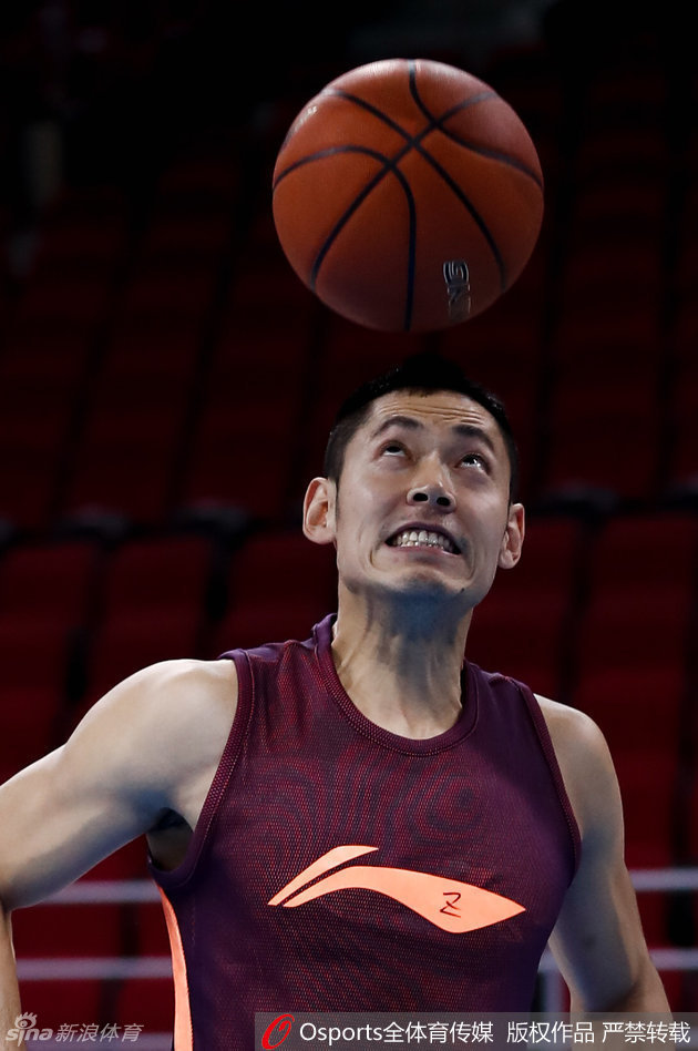 球场边的张庆鹏手转篮球，表情鬼马精灵，有他在的地方，永远不缺欢声笑语。