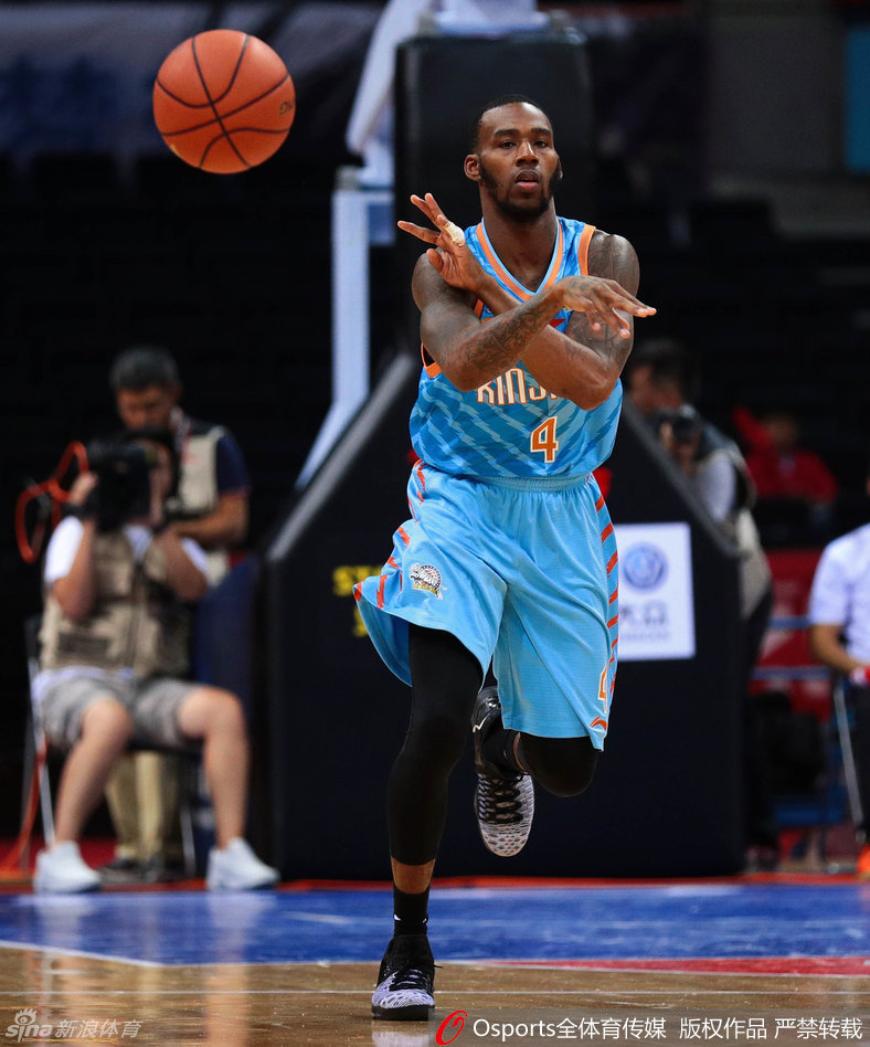 深圳外援帕戈面对周琦的长臂封锁，毫无惧色，他眼神坚毅，在空中巧妙拉杆上篮，即使面对“1V1”的防守大闸，依然展现出“无所畏惧”的冷血杀手本色。