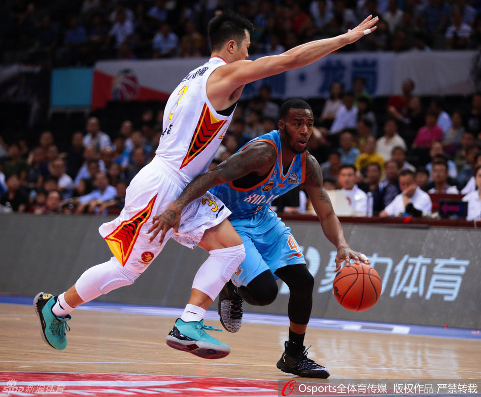 李根在快攻中加速突破，如同一辆重型坦克冲入深圳防线，他的核心力量让防守者难以阻挡，为随后新疆队的进攻拉开了空间。