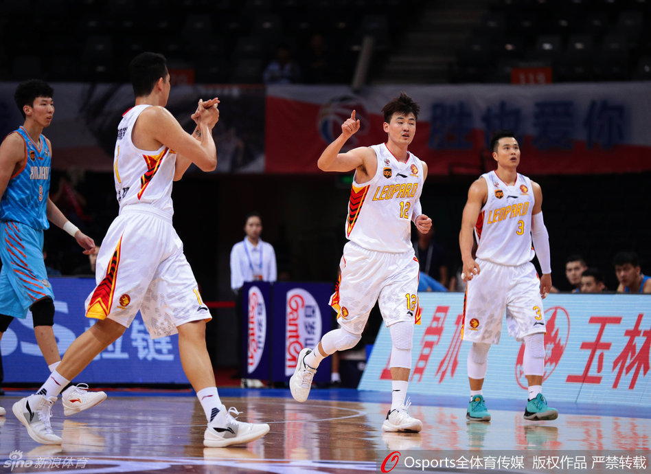 周琦在防守端张开双臂，那惊人的臂展如同天罗地网，彻底笼罩了深圳队的进攻路线，让对手的每一次传球和投篮都倍感压力。