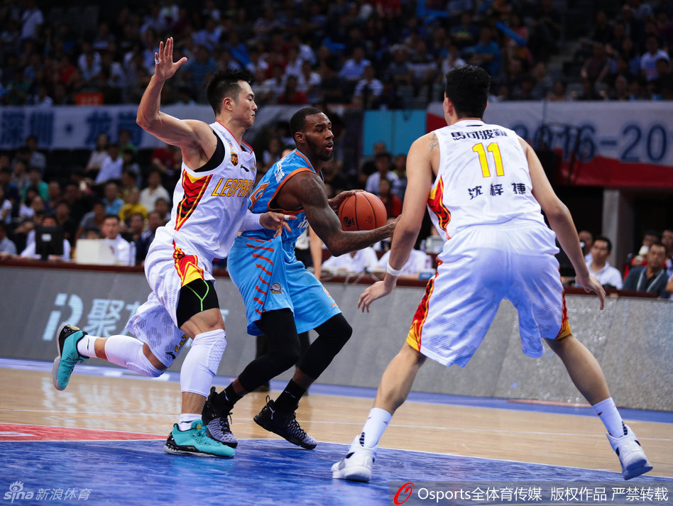 新疆队外援本蒂尔在进攻端试图组织策应，他高高跃起寻找队友，但在深圳队的严密防守下，这次进攻配合充满了不确定性。