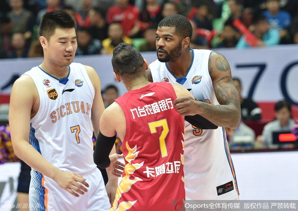 赛场瞬间凝固，哈达迪与吉林托马斯篮下激烈卡位，两人肌肉紧绷、互不相让，力量与意志的较量一触即发。