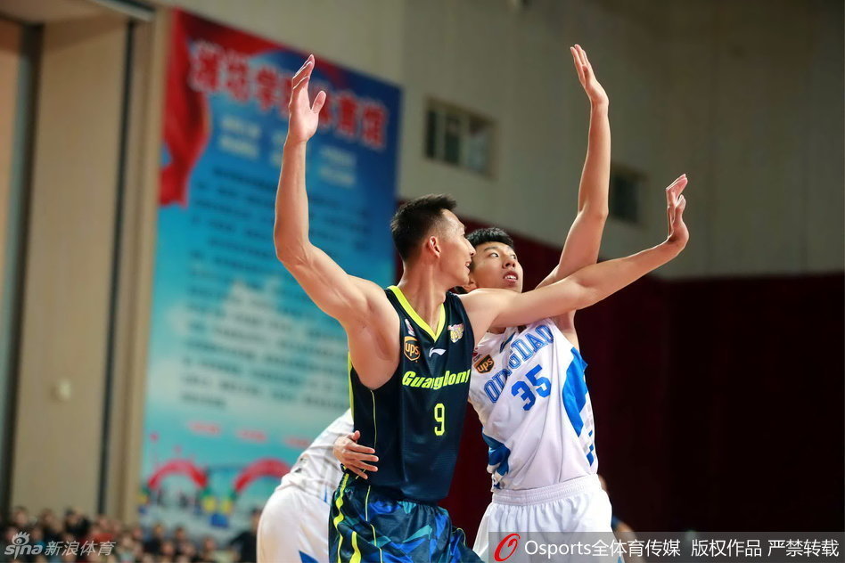 广东队长周鹏坚决持球突破，他无视防守者的干扰，在空中调整姿势完成了一次艰难的上篮。