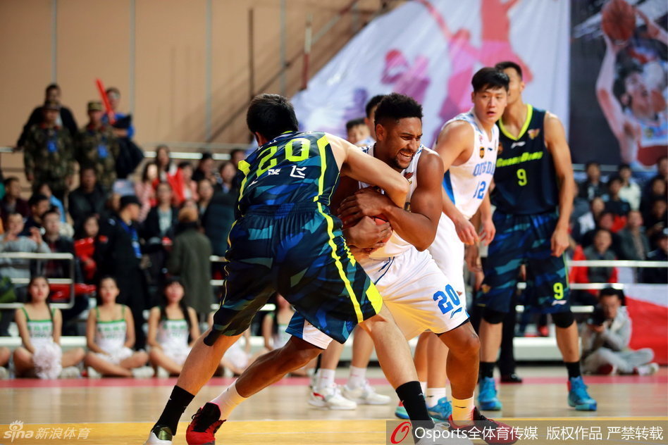 广东外援斯隆面对防守球员，以一记难度极高的拉杆上篮将球送入篮筐，这次实力上篮也吹响了球队反击的号角。