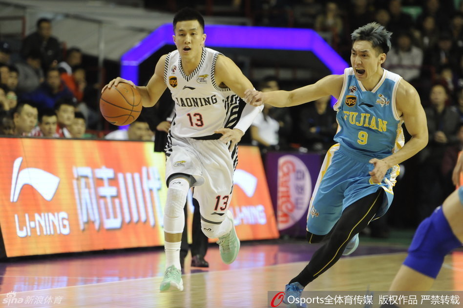 周启新在底角果断出手，皮球划过一道完美的弧线直坠网窝