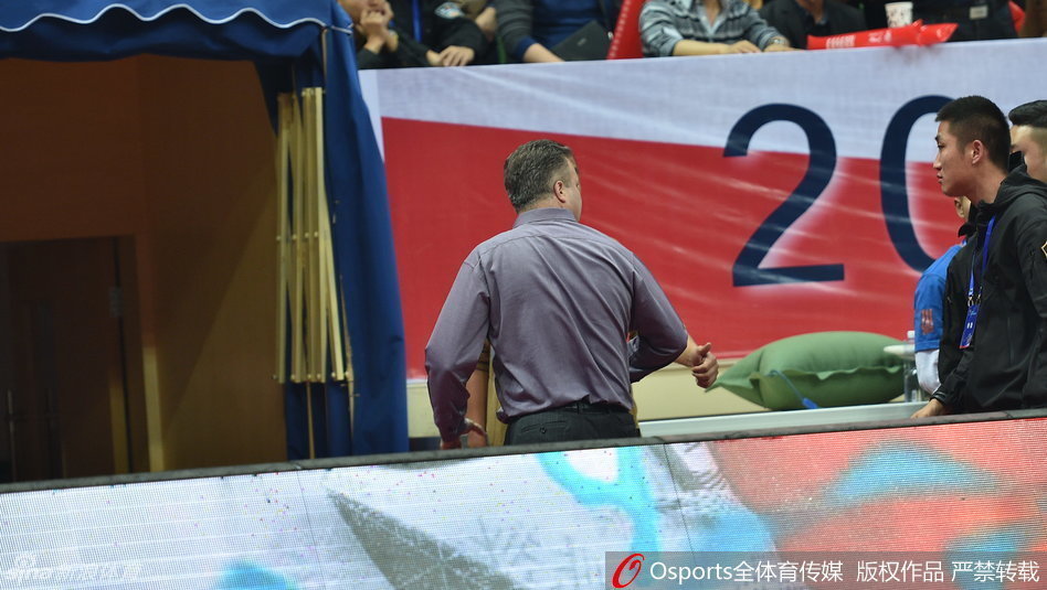 吉林主帅邓华德因不满裁判吹罚，在场边青筋暴起、怒目圆睁，手指技术台激烈抗议，最终连吃技犯被驱逐离场。