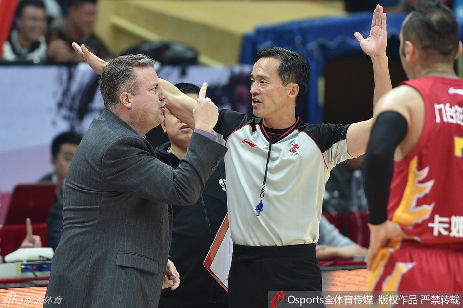 邓华德在被裁判驱逐后，情绪失控地脱下西装，在赛场边留下一抹落寞而愤怒的背影，留下吉林队员一脸茫然。