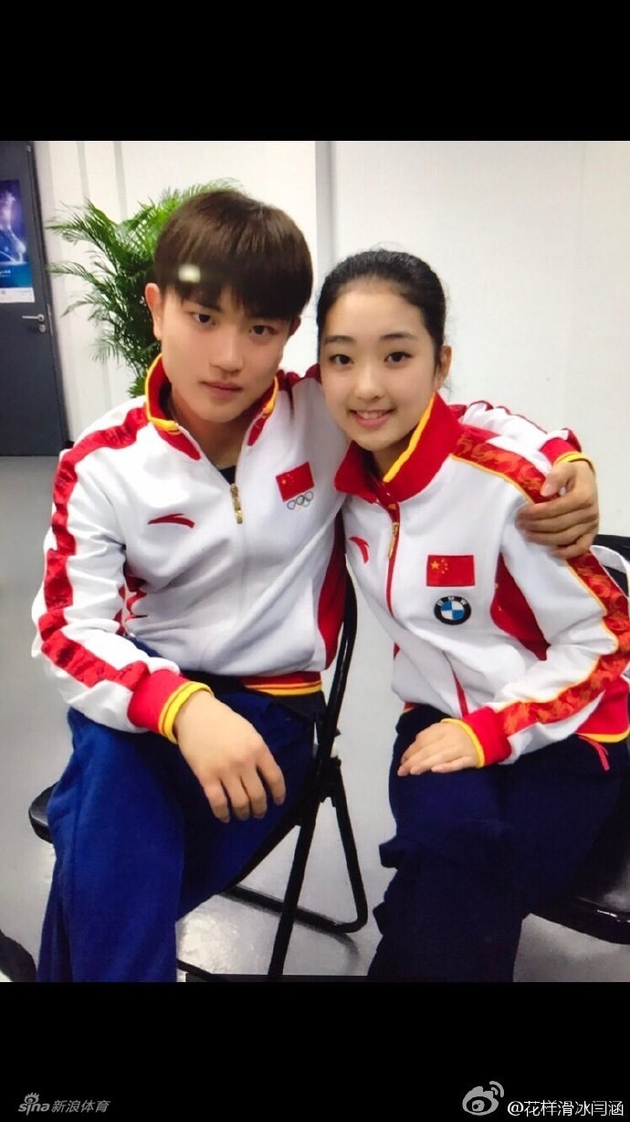 > 正文 北京时间11月24日,李子君微博晒出与闫涵从小到大的合照,并配