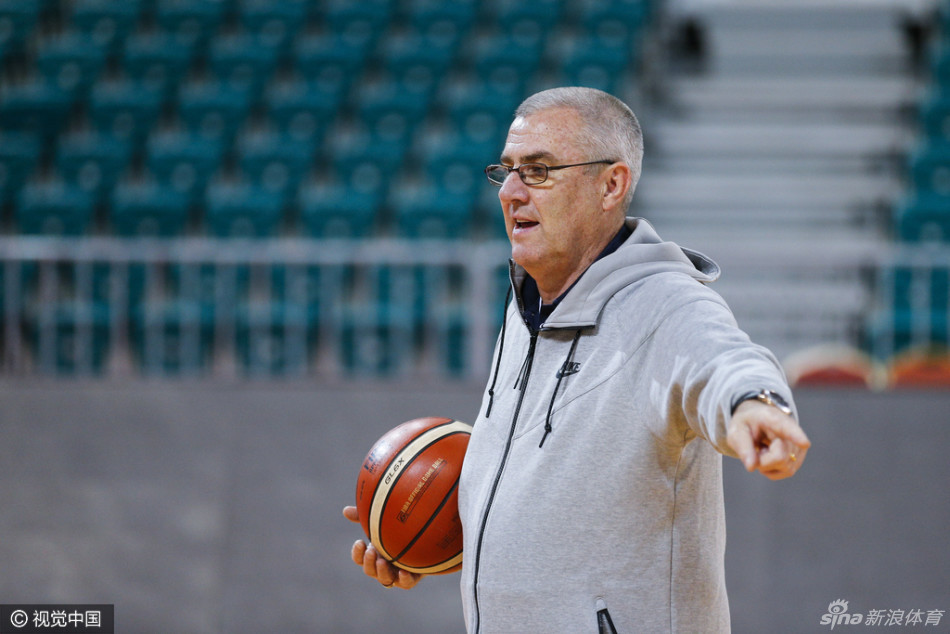 尽管外援洛莱德因伤无法参与合练，只能坐在场边休息，但马赫仍然在训练间隙主动走到她身边，俯身侧耳与其认真沟通战术思路。