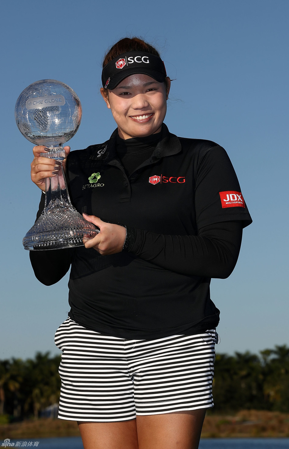 田仁智手捧薇尔奖杯与最佳新人奖杯，双喜临门，展露甜美笑容