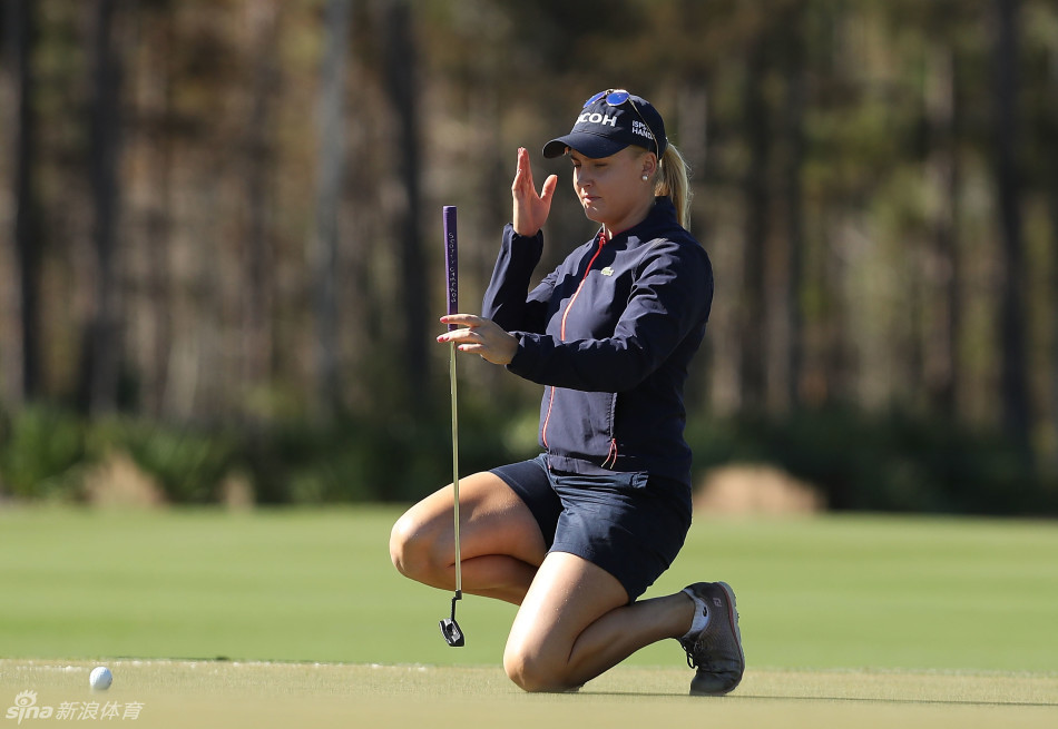 阿瑞雅在夺冠后仰天闭目，双手合十，似在感谢命运与努力的馈赠