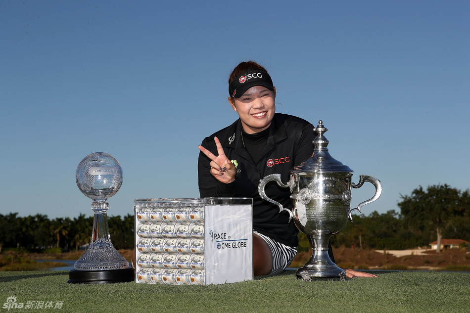 泰国高尔夫球手阿瑞雅手持年度最佳球员奖杯，笑容灿烂，身旁其他奖杯熠熠生辉