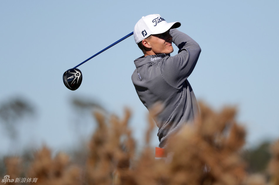 观众聚集在果岭周围，屏息凝神观看加洞赛的紧张推杆瞬间