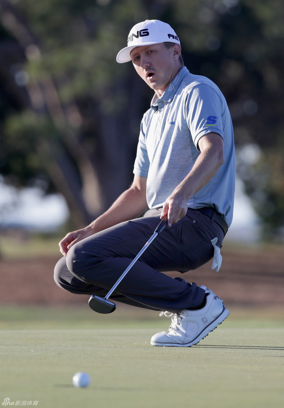 海岛度假村海滨球场的标志性景观，海风与沙坑考验着每一位球员