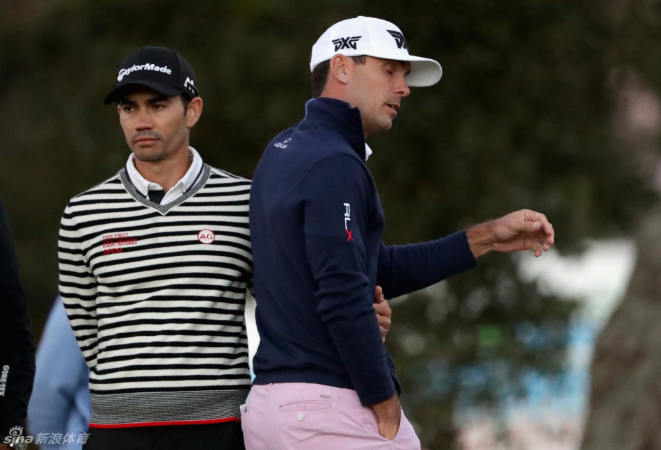 卡米洛·维莱加斯标志性的“蝴蝶蹲”，正在仔细阅读果岭坡度