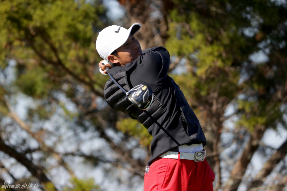 潘政琮在RSM精英赛球道上专注地观察地形，准备关键一击