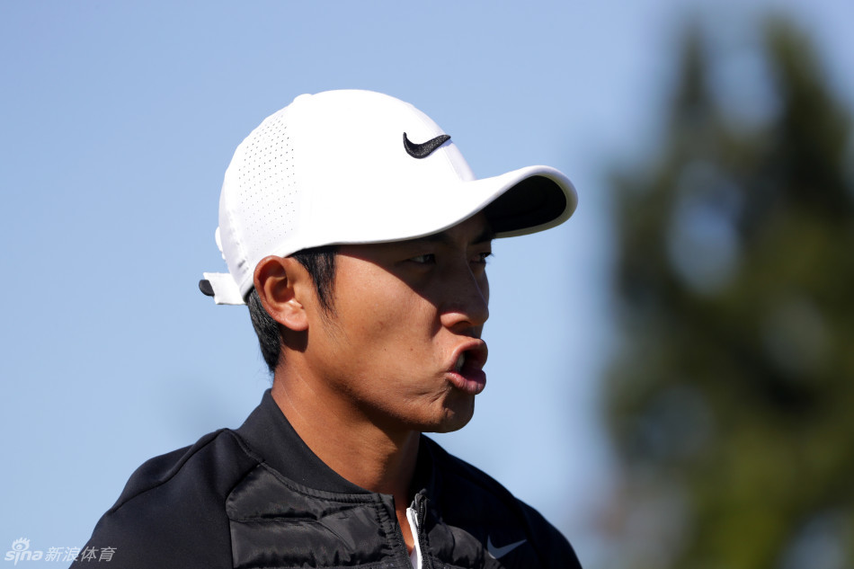 麦肯兹·休斯在沙坑中漂亮救球，他在本次比赛中表现顽强