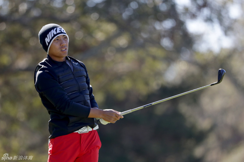 决赛轮中，潘政琮在果岭边凝神思考，挑战复杂的救球路线